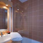 Slide Salle de bain avec baignoire et miroir à l’Orée des Pistes