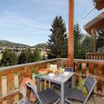 Slide Balcon avec table et chaise vue sur les montagnes l’été à la résidence L’Orée des Pistes