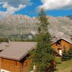 Slide Overall view of the Résidence L’Orée des Pistes in summer with mountain views