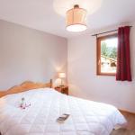 Slide Double bedroom with bedside tables and window at the Résidence L’Orée des Pistes