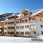 Slide Façade de la résidence Aquisana à Serre Chevalier l'hiver sous la neige