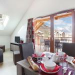 Slide Salon avec fenêtre donnant sur les montagnes à la résidence Aquisana