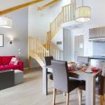Slide Séjour en duplex avec cuisine ouverte dans la résidence Aquisana