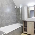 Slide Salle de bain avec baignoire dans un appartement de la résidence Aquisana