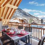 Slide Balcon avec salon de jardin vue sur les montagnes l’hiver à Serre Chevalier