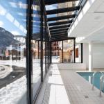 Slide Piscine intérieure avec vue sur les montagne à la résidence Aquisana