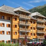 Slide Façade of the Aquisana residence in Serre Chevalier in summer