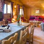 Slide Séjour avec coin repas et canapé dans un appartement de la résidence Les Chalets de Lessy