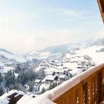 Slide Balcon avec vue sur les montagnes enneigées au Village de Lessy
