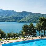 Slide Belle piscine de l’écrin du lac de Chorges avec vue sur le lac