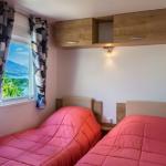 Slide Chambre avec deux lits simples à l’écrin du lac de Chorges