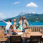 Slide Grande terrasse avec salon de jardin en bois vue sur le lac de Chorges