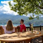 Slide Terrasse en bois avec vue lac à l’écrin du lac