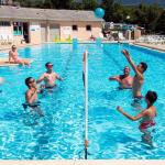 Slide Activités aquatique dans la piscine du domaine de l’écrin du lac