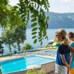 Slide Famille qui regarde la piscine de l’écrin du lac à Chorges