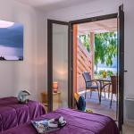 Slide Two single beds with access to a terrace at L’Écrin du Lac
