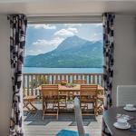 Slide Chalet living room with lake view at L’Écrin du Lac