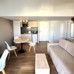 Slide Living room of the 4-person apartments in Les Appartements du Clos de la Chartreuse – Aix-en-Provence