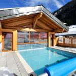 Slide Piscine extérieure chauffée l’hiver de la résidence Le Grand Lodge Chatel