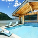 Slide Piscine extérieure sous le soleil à la résidence Le Grand Lodge à Chatel