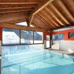 Slide Piscine intérieure chauffée avec accès extérieur au Grand Lodge