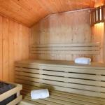 Slide Piscine Sauna en bois à la résidence Le Grand Lodge chauffée avec accès extérieur au Grand Lodge