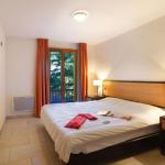 Slide Double bedroom with bedside tables and window overlooking the mountains in Châtel