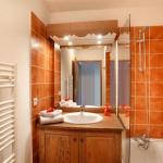 Slide Bathroom with heated towel rail and bathtub in the Le Grand Lodge residence