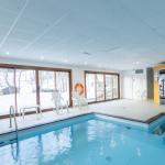 Slide Piscine intérieure dans la résidence Les Bottières avec vue sur les montagnes enneigées