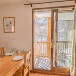 Slide Table à manger avec accès au balcon extérieur pour sur les montagnes depuis la résidence Les Bottières