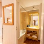 Slide Salle de bain avec baignoire dans un appartement de la résidence Les Bottières