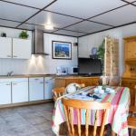 Slide Séjour pour 4 personnes avec cuisine ouverte et table à manger au sein de la résidence Les Tamaris et les Portes du Soleil