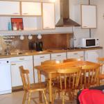 Slide Espace repas pour une famille de 6 personnes avec cuisine ouverte au sein d’une maison de la résidence Les Tamaris et les Portes du Soleil