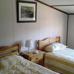 Slide Chambre avec deux lits simples à l’étage d’une maison de la résidence Les Tamaris te les portes du Soleil à Portiragnes