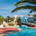 Slide Espace aquatique avec piscine et toboggan triple pistes au village vacances Les Mûriers à Vendres-plage