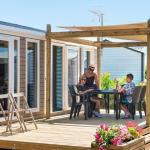 Slide Chalet luxe en bois avec terrasse extérieur pour 4 personnes au village vacances les Mûriers