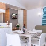 Slide Intérieur du chalet luxe avec cuisine ouvert et salon dans le village vacances Les Mûriers