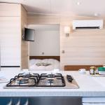 Slide Cuisine ouverte équipée sur le séjour dans un cottage VIP du village vacances Les Muriers