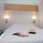 Slide Chambre double dans un chalet luxe avec meuble de rangement au sein du village Les Muriers