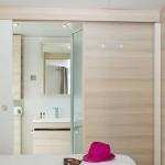 Slide Salle de bain attenante à la chambre parentale dans un cottage vip du village vacances Les Muriers