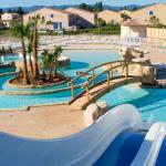 Slide Piscine extérieure avec toboggans deux pistes dans la résidence le clos des oliviers