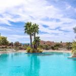 Slide Grande piscine extérieure avec transats au sein de la résidence le clos des oliviers