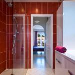 Slide Salle de douche avec douche et lavabo dans une maison de la résidence le clos des oliviers