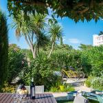 Slide Jardin avec salon de jardin et transats au sein de la résidence le clos des oliviers