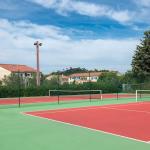 Slide Deux terrains de tennis dans la résidence le clos des oliviers