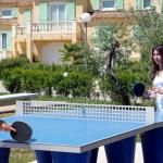 Slide Deux personnes qui jouent au ping-pong dans la résidence le clos des oliviers