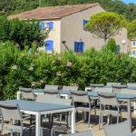 Slide Espace en commun avec tables à manger dans la résidence le clos des oliviers