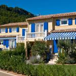 Slide Neighborhood with houses and gardens within Le Clos des Oliviers residence