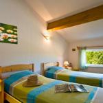 Slide Bedroom with two single beds and a window upstairs in a house at Le Clos des Oliviers residence