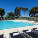 Slide Belle piscine au Provence country club avec transats